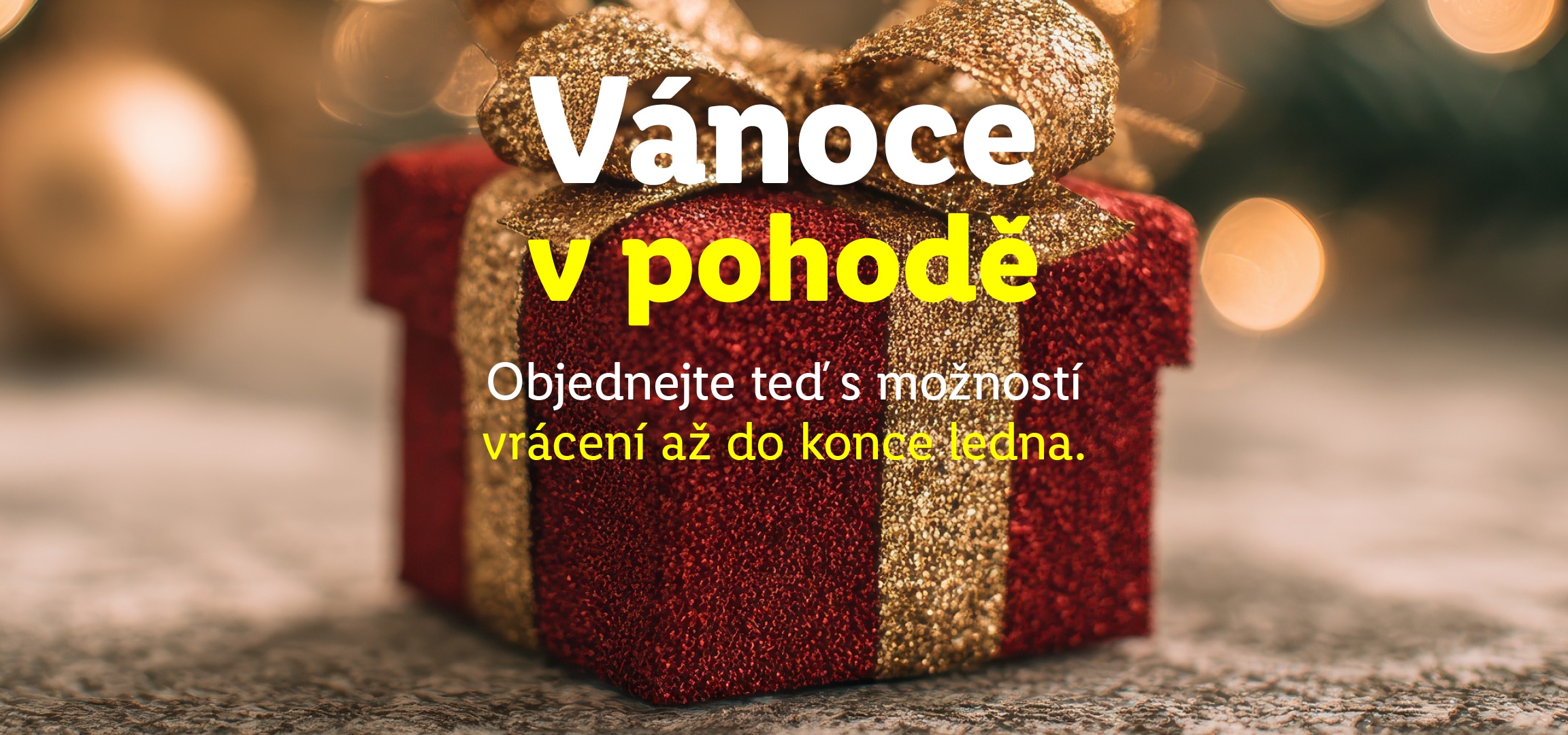 Vánoční banner s textem 'Vánoce v pohodě' a 'Vždy. Více. Vánoce.', s dárky a vánočními dekoracemi.
